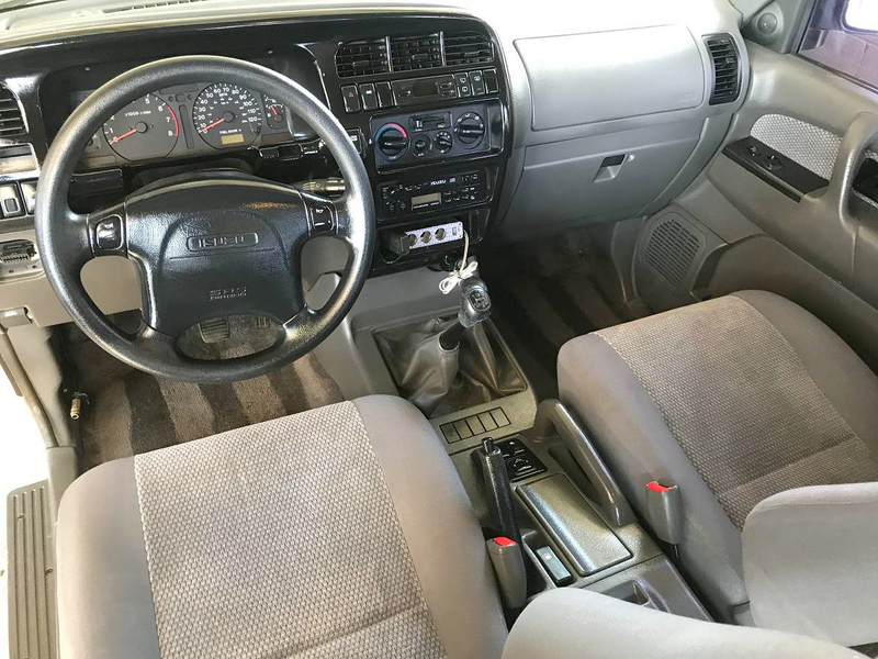 Illustration for article titled For $4,500, Is This Five-Speed 1999 Isuzu Trooper Super-Duper?